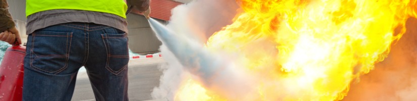 Löscharbeit mit Feuerlöscher