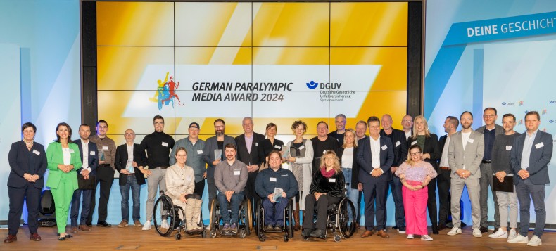 Abschlussfoto der GPMA-Preisverleihung mit allen Nominierten, Preisträgerinnen und Preisträgern, Laudatorinnen und Laudatoren und Moderatorin Ninia LaGrande.
© DGUV / Wolfgang Bellwinkel Abschlussfoto der GPMA-Preisverleihung mit allen Nominierten, Preisträgerinnen und Preisträgern, Laudatorinnen und Laudatoren und Moderatorin Ninia LaGrande.
© DGUV / Wolfgang Bellwinkel