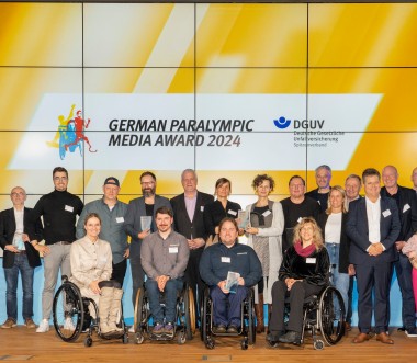 Abschlussfoto der GPMA-Preisverleihung mit allen Nominierten, Preisträgerinnen und Preisträgern, Laudatorinnen und Laudatoren und Moderatorin Ninia LaGrande. © DGUV / Wolfgang Bellwinkel Abschlussfoto der GPMA-Preisverleihung mit allen Nominierten, Preisträgerinnen und Preisträgern, Laudatorinnen und Laudatoren und Moderatorin Ninia LaGrande. © DGUV / Wolfgang Bellwinkel