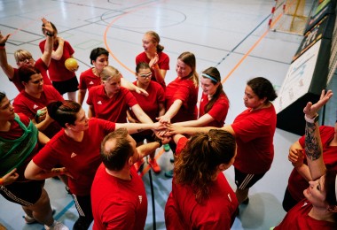  Das Bild zeigt das TeamSOD Handball bei einer Sportveranstaltung. 