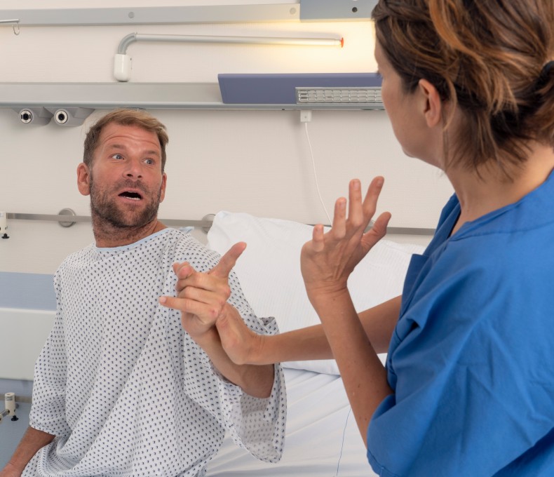 Ein Patient greift im Krankenhaus eine Pflegerin an. Ein Patient greift im Krankenhaus eine Pflegerin an.