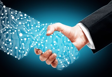 Handdruck einer digitalen Hand und einer menschlichen Hand.