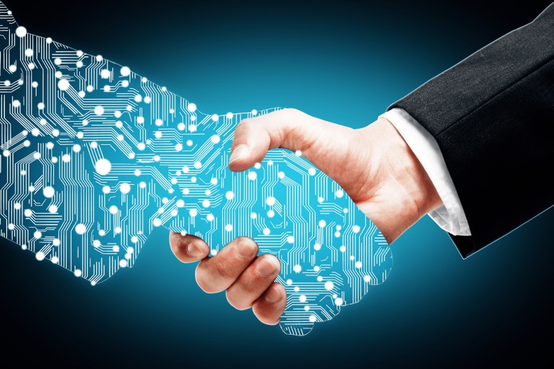 Handdruck einer digitalen Hand und einer menschlichen Hand.