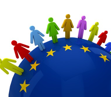 Stilisierte bunte Menschenfiguren stehen auf einer halben blauen Kugel mit gelben EU-Sternen, symbolisch für Vielfalt und Zusammenarbeit in Europa.