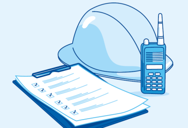 Eine Grafik mit einem Helm, einem Funkgerät und einem Notizblock.