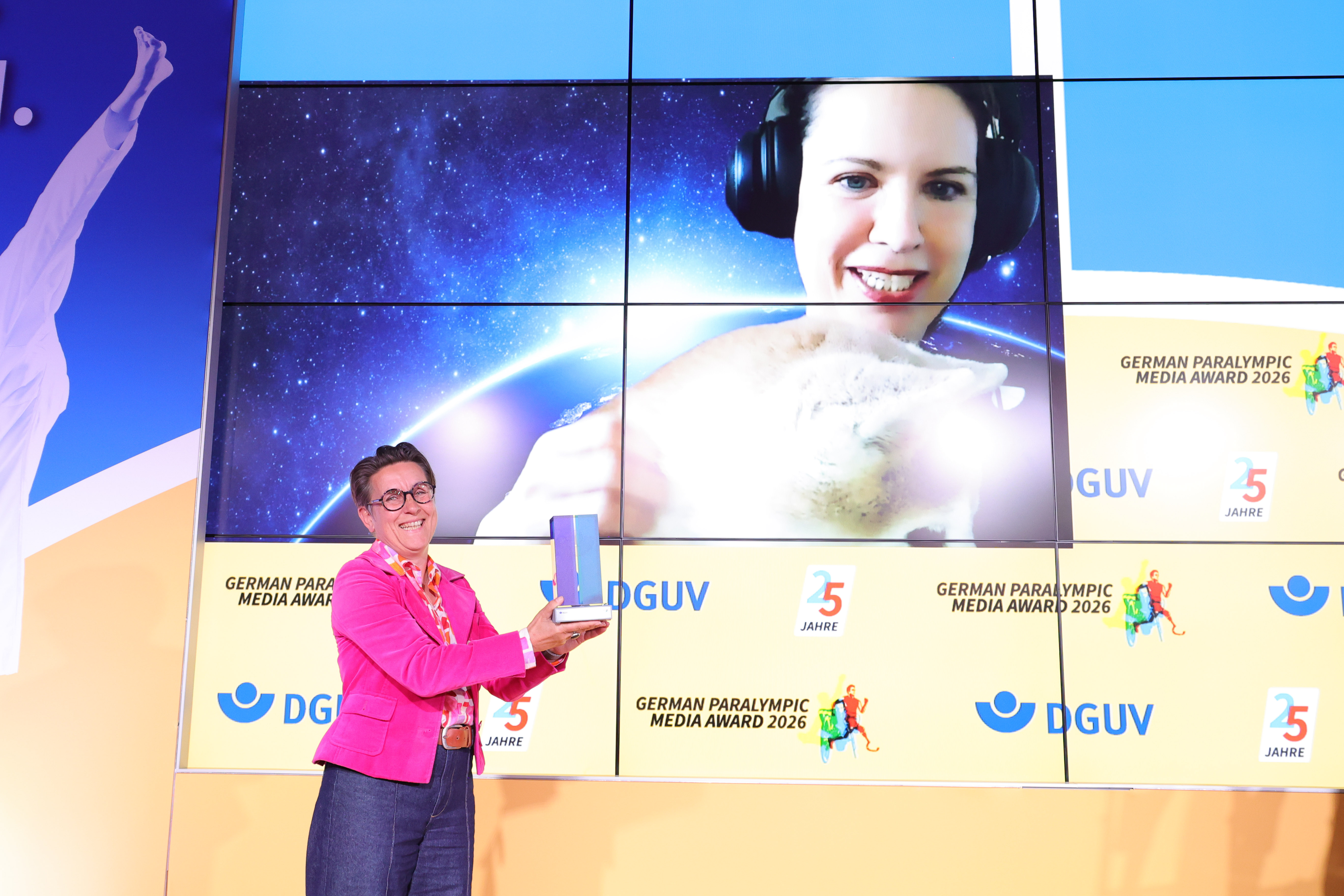 Preisträgerin Sarah Kriesche war bei der Preisverleihung live zugeschaltet. Den Preis übergab ihr Christina Marx, Mitglied der Geschäftsleitung bei Aktion Mensch. (Bild: Tom Maelsa/DGUV)