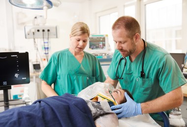 Zwei medizinische Fachkräfte versorgen eine Patientin mit Sauerstoffmaske im Krankenhaus. (Bild: BG Kliniken)