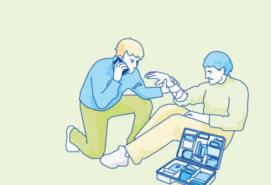 Illustration zweier Personen, eine Person sitzt an der Hand verletzt am Boden, eine zweit kniet daneben, hält die verbundene Hand und telefoniert. 