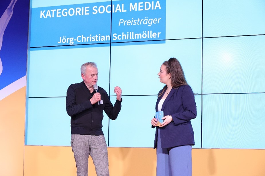 Der Gewinner Jörg-Christian Schillmöller und Moderatorin Milena Neumes 
